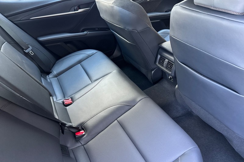 Toyota Camry Vehicle Full-screen Gallery Image 17