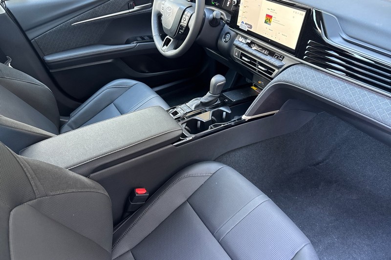 Toyota Camry Vehicle Full-screen Gallery Image 18