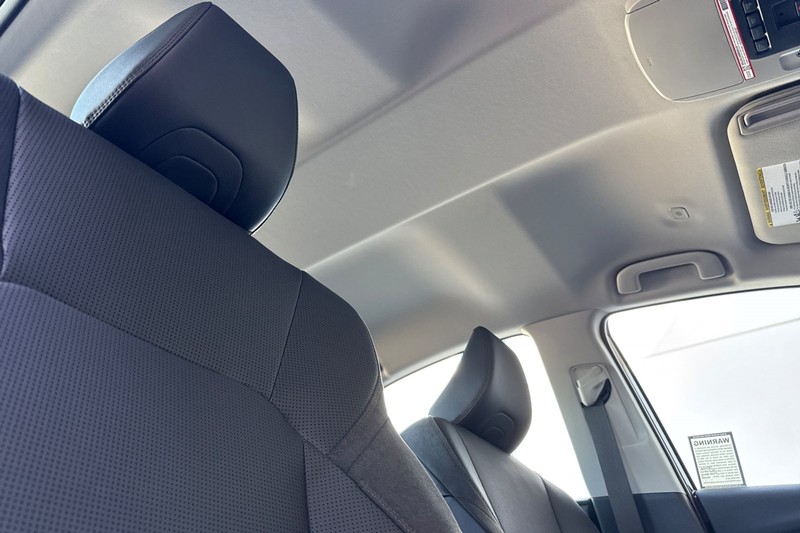 Toyota Camry Vehicle Full-screen Gallery Image 19