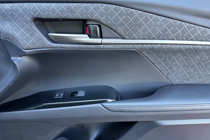 Toyota Camry Vehicle Full-screen Gallery Image 20