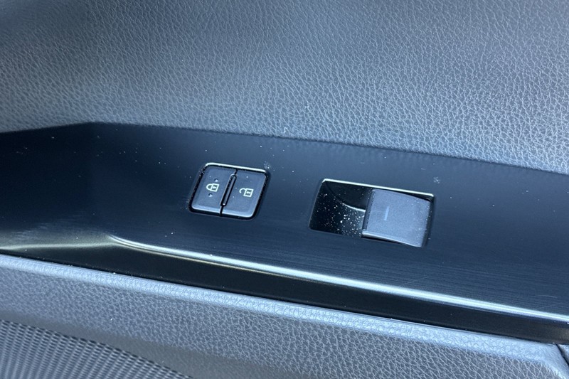 Toyota Camry Vehicle Full-screen Gallery Image 21