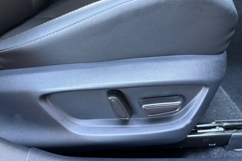 Toyota Camry Vehicle Full-screen Gallery Image 22