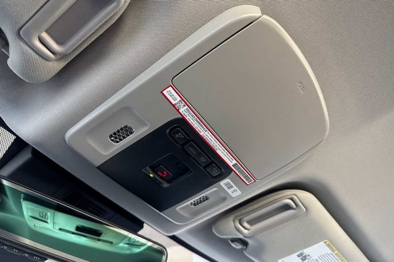 Toyota Camry Vehicle Full-screen Gallery Image 23