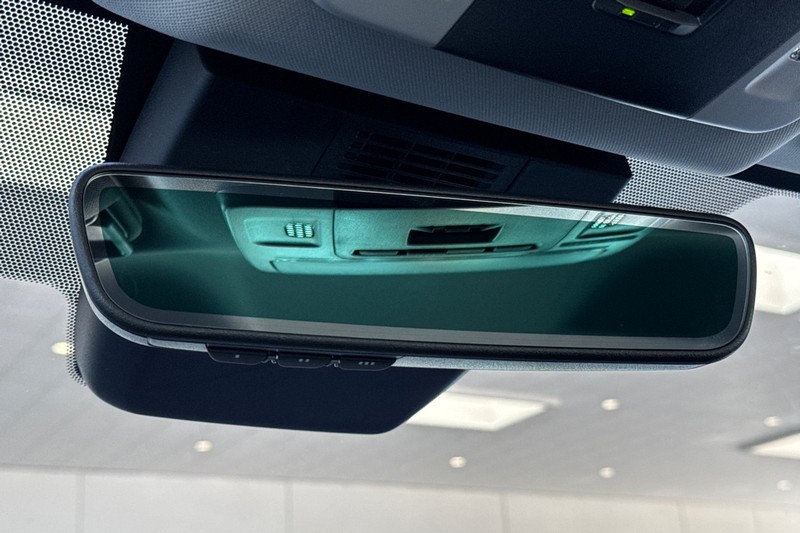 Toyota Camry Vehicle Full-screen Gallery Image 24
