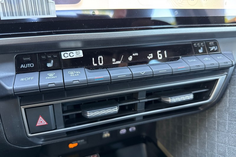 Toyota Camry Vehicle Full-screen Gallery Image 27