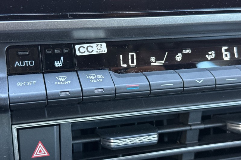 Toyota Camry Vehicle Full-screen Gallery Image 28