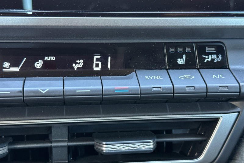 Toyota Camry Vehicle Full-screen Gallery Image 29