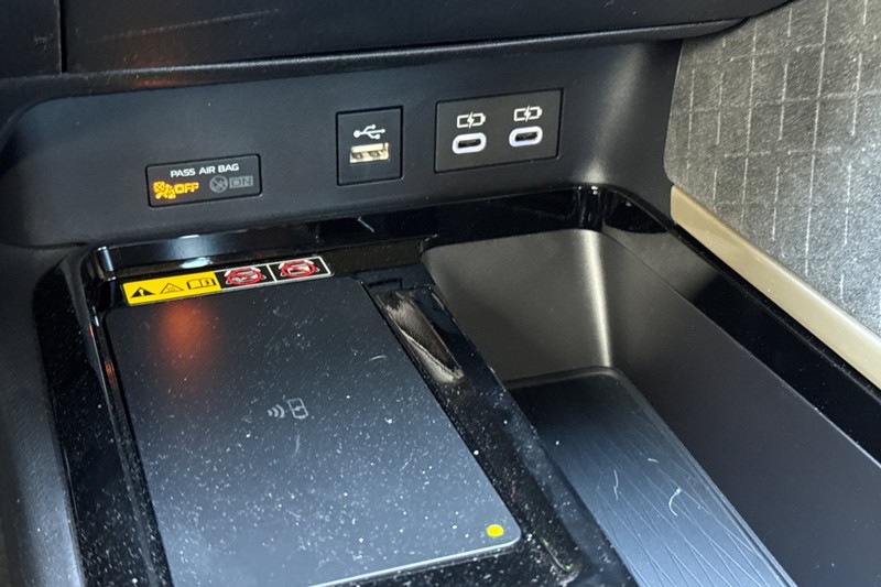 Toyota Camry Vehicle Full-screen Gallery Image 30
