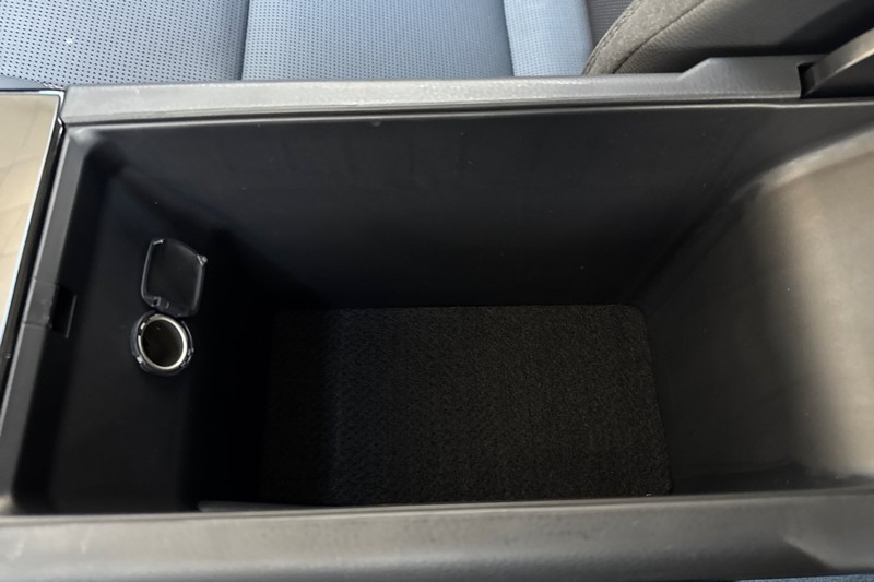 Toyota Camry Vehicle Full-screen Gallery Image 31