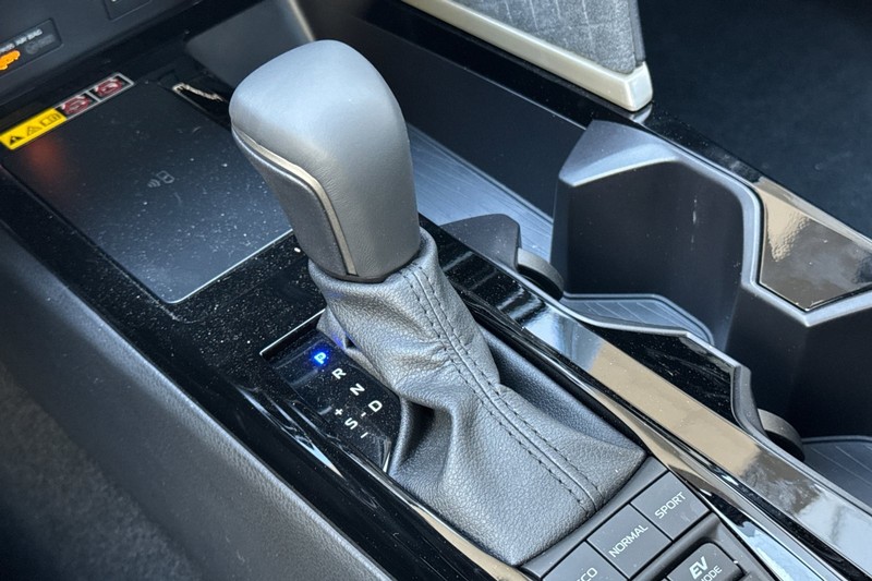 Toyota Camry Vehicle Full-screen Gallery Image 32