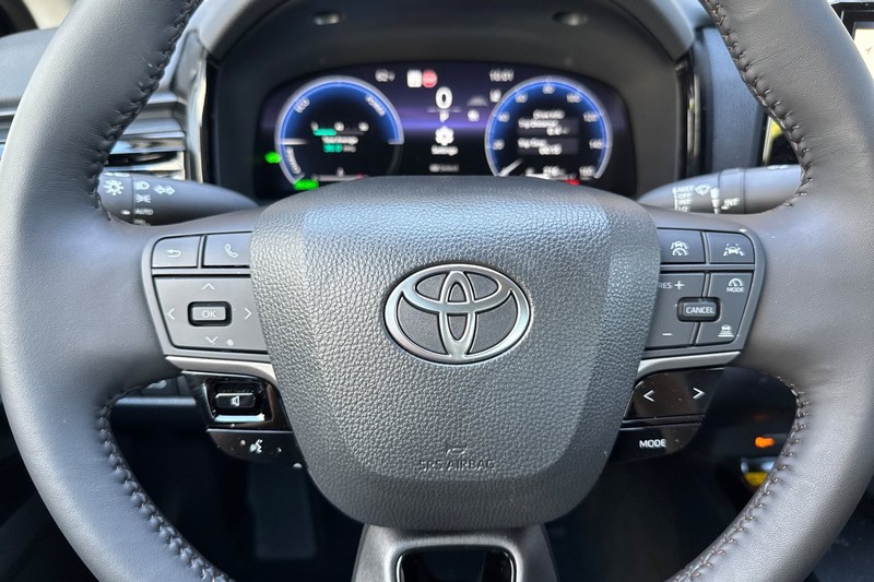 Toyota Camry Vehicle Full-screen Gallery Image 34