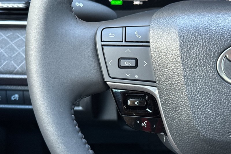 Toyota Camry Vehicle Full-screen Gallery Image 35