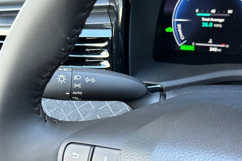 Toyota Camry Vehicle Full-screen Gallery Image 36