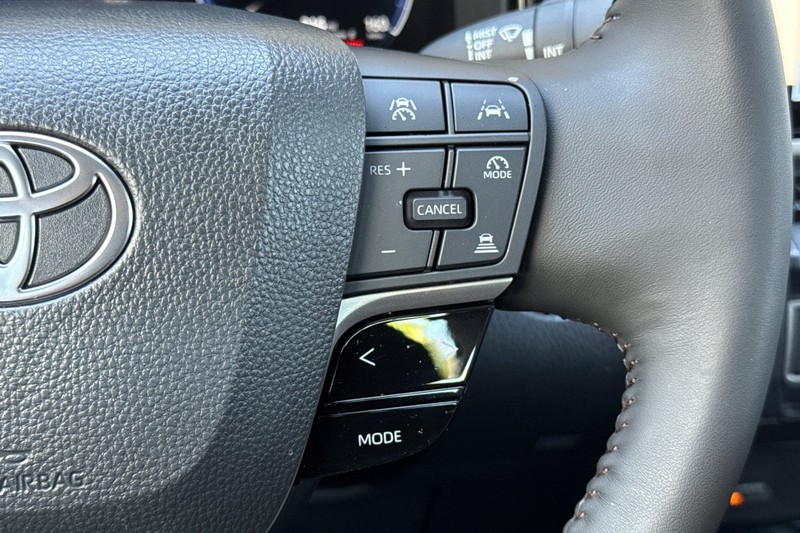 Toyota Camry Vehicle Full-screen Gallery Image 37