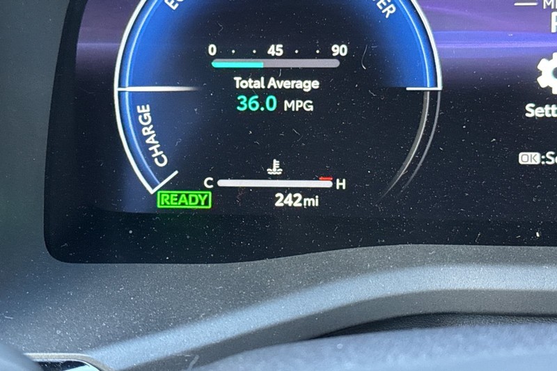 Toyota Camry Vehicle Full-screen Gallery Image 40