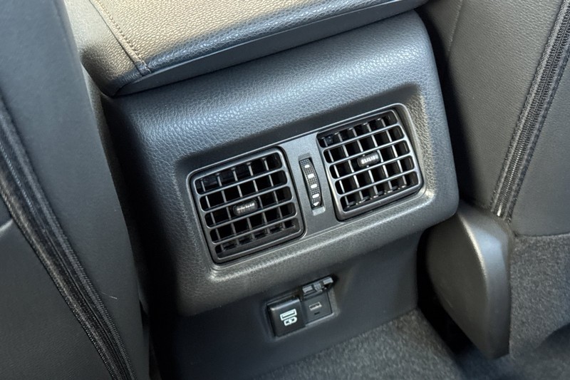 Toyota Camry Vehicle Full-screen Gallery Image 41