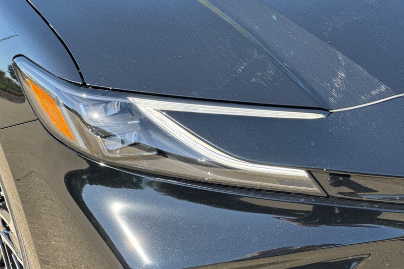Toyota Camry Vehicle Full-screen Gallery Image 43
