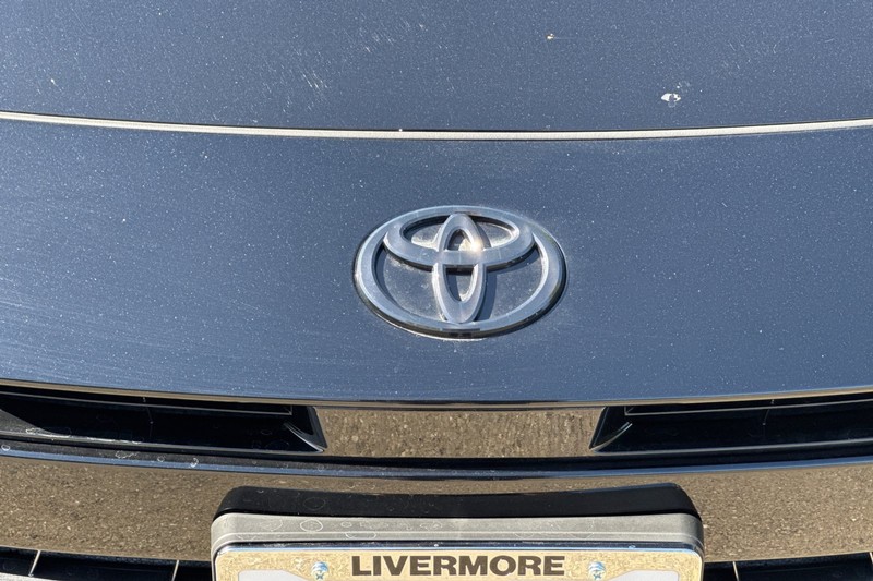 Toyota Camry Vehicle Full-screen Gallery Image 44