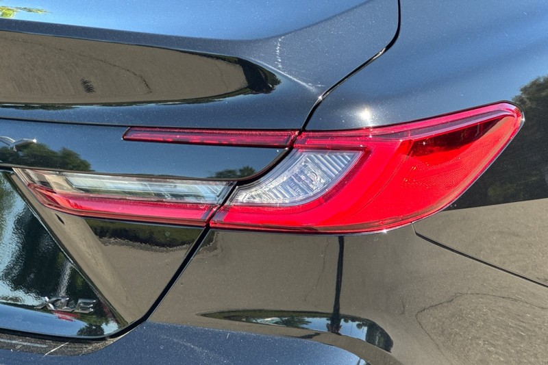 Toyota Camry Vehicle Full-screen Gallery Image 47