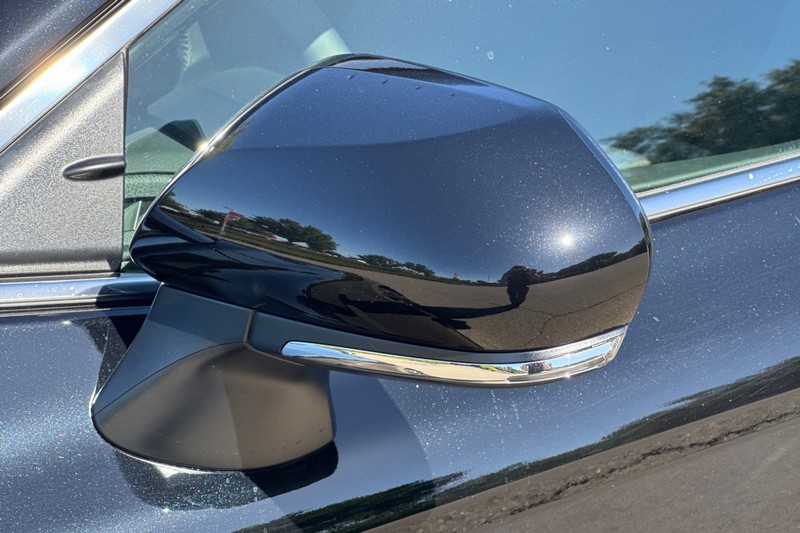 Toyota Camry Vehicle Full-screen Gallery Image 50