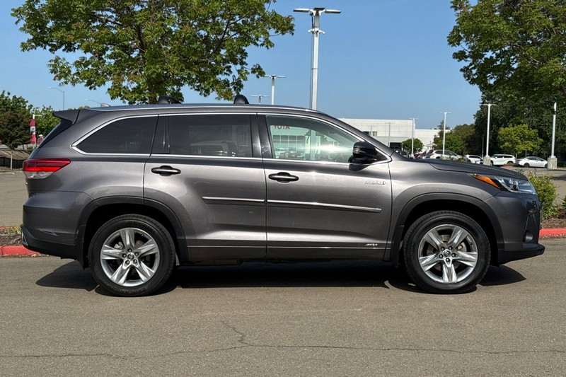Toyota Highlander Hybrid Vehicle Full-screen Gallery Image 03