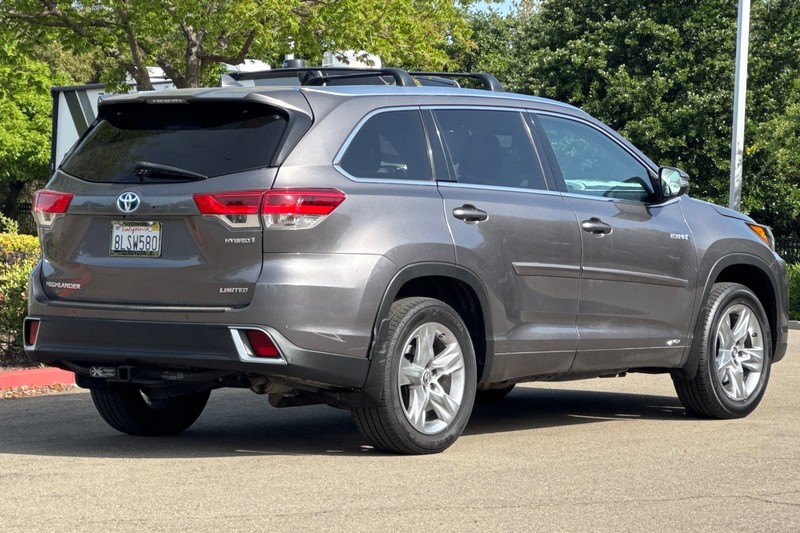 Toyota Highlander Hybrid Vehicle Full-screen Gallery Image 04