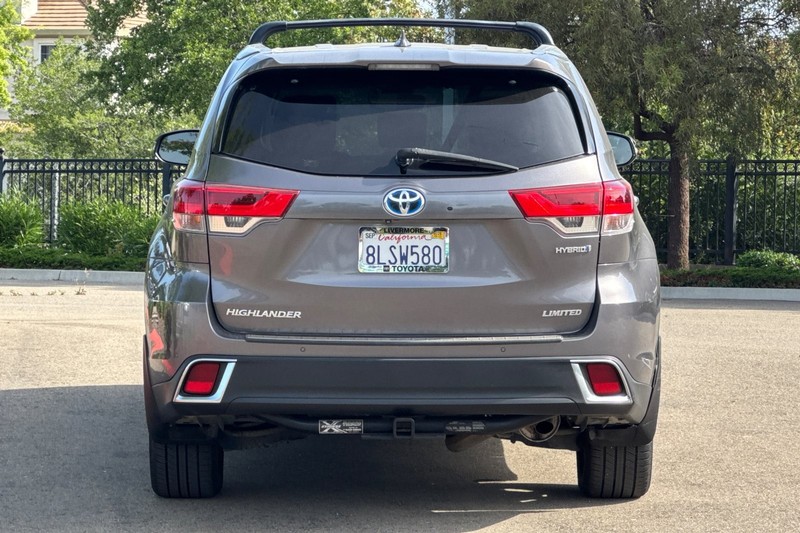 Toyota Highlander Hybrid Vehicle Full-screen Gallery Image 05
