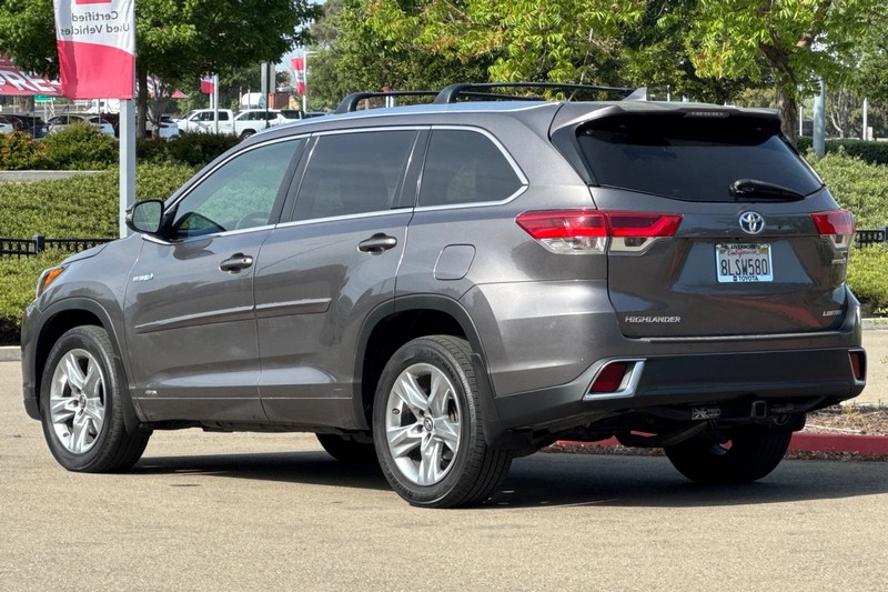 Toyota Highlander Hybrid Vehicle Full-screen Gallery Image 06