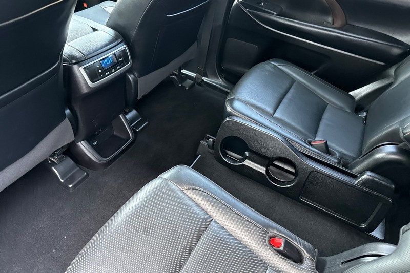 Toyota Highlander Hybrid Vehicle Full-screen Gallery Image 14