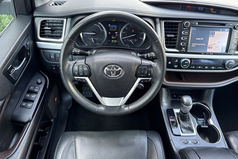 Toyota Highlander Hybrid Vehicle Full-screen Gallery Image 16