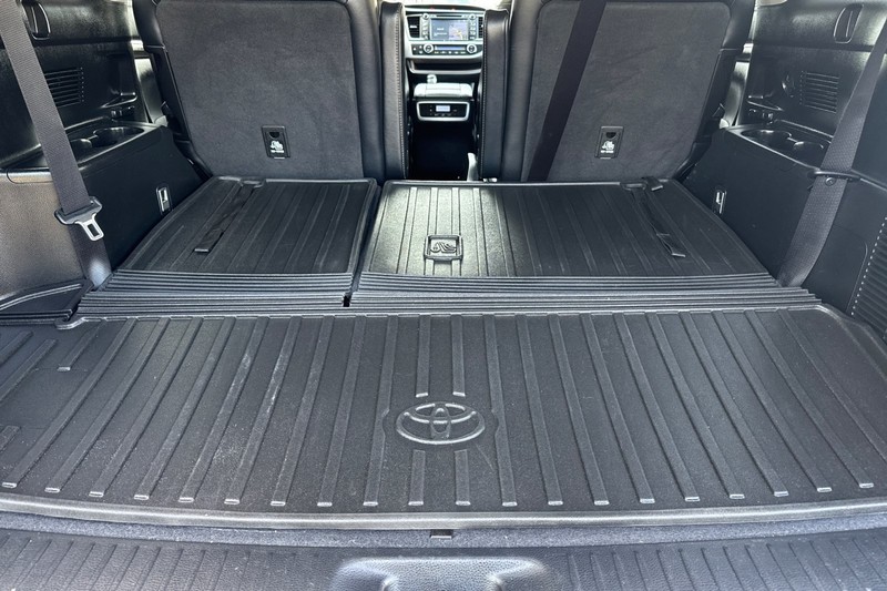 Toyota Highlander Hybrid Vehicle Full-screen Gallery Image 17