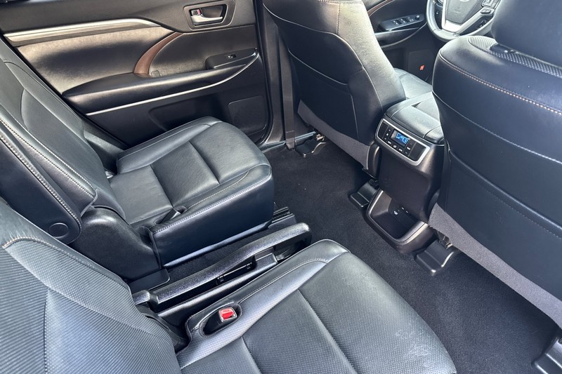 Toyota Highlander Hybrid Vehicle Full-screen Gallery Image 18