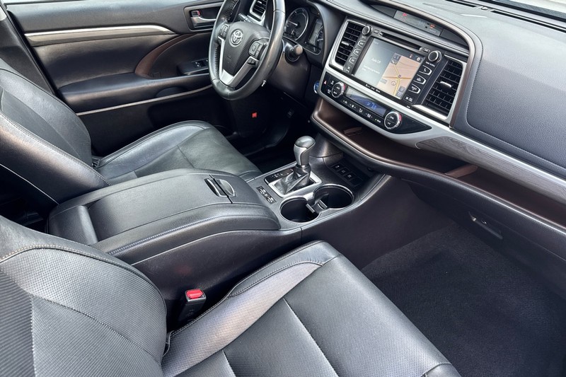 Toyota Highlander Hybrid Vehicle Full-screen Gallery Image 19