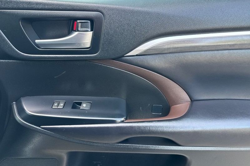 Toyota Highlander Hybrid Vehicle Full-screen Gallery Image 21
