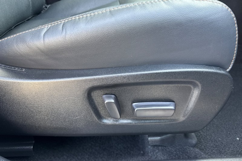 Toyota Highlander Hybrid Vehicle Full-screen Gallery Image 23