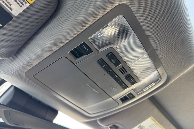 Toyota Highlander Hybrid Vehicle Full-screen Gallery Image 24