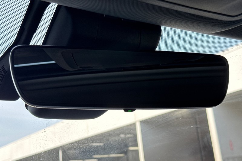 Toyota Highlander Hybrid Vehicle Full-screen Gallery Image 25