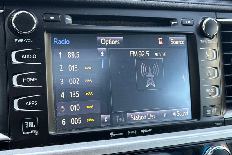 Toyota Highlander Hybrid Vehicle Full-screen Gallery Image 26