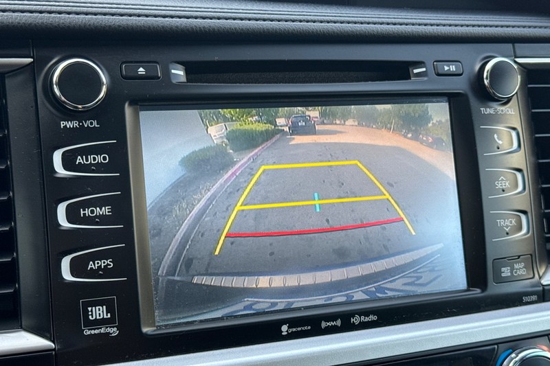 Toyota Highlander Hybrid Vehicle Full-screen Gallery Image 27