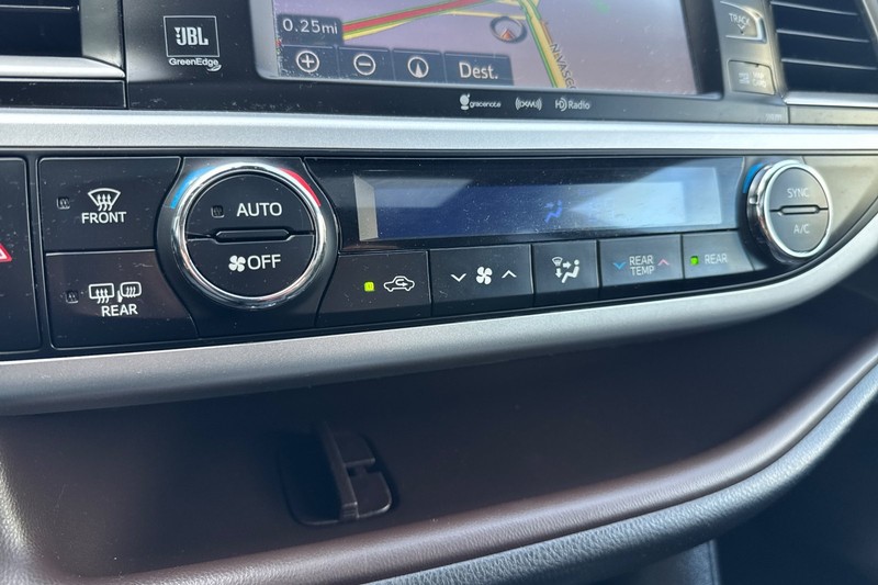 Toyota Highlander Hybrid Vehicle Full-screen Gallery Image 28