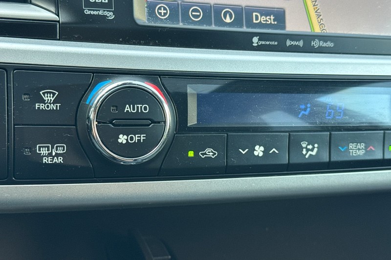 Toyota Highlander Hybrid Vehicle Full-screen Gallery Image 29