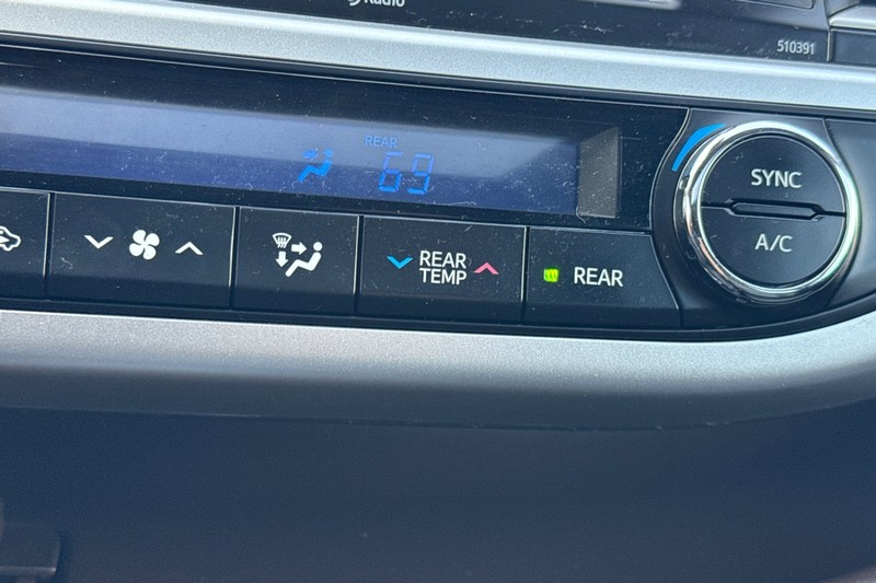 Toyota Highlander Hybrid Vehicle Full-screen Gallery Image 30