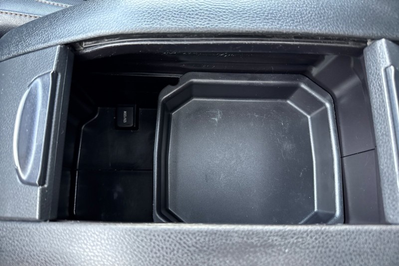Toyota Highlander Hybrid Vehicle Full-screen Gallery Image 32