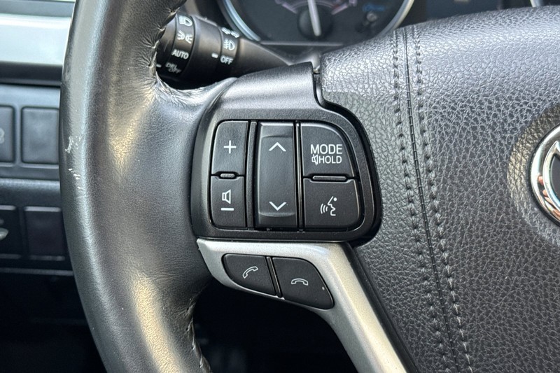 Toyota Highlander Hybrid Vehicle Full-screen Gallery Image 36