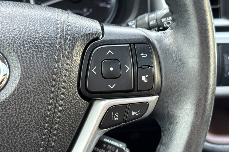 Toyota Highlander Hybrid Vehicle Full-screen Gallery Image 38