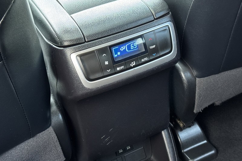 Toyota Highlander Hybrid Vehicle Full-screen Gallery Image 39