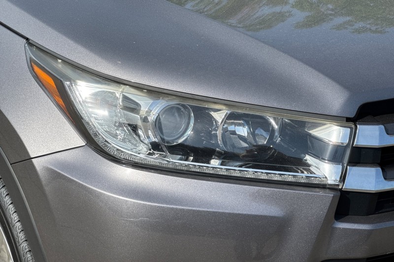 Toyota Highlander Hybrid Vehicle Full-screen Gallery Image 43