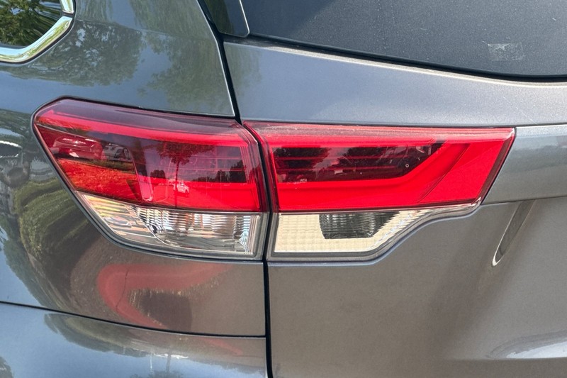 Toyota Highlander Hybrid Vehicle Full-screen Gallery Image 45