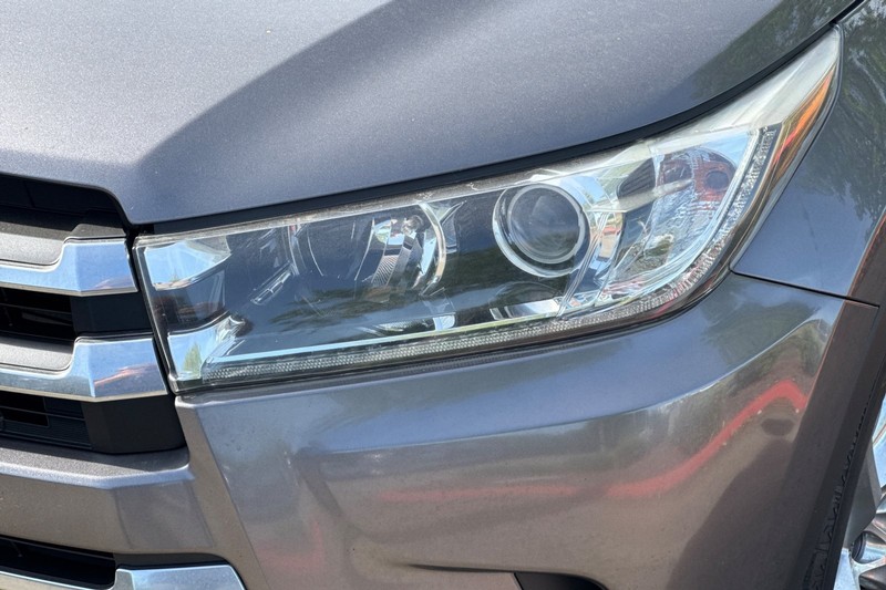 Toyota Highlander Hybrid Vehicle Full-screen Gallery Image 49