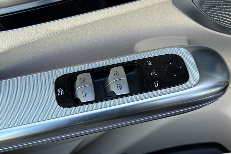 Mercedes-Benz CLE Vehicle Full-screen Gallery Image 13